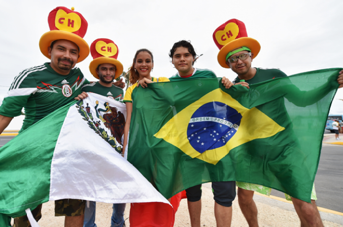 Los fans del partido de México contra Brasil también fueron parte del espectáculo.
