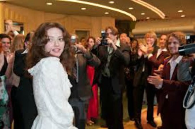 Más allá de la popularidad mediática que recibió Linda Lovelace, tuvo una vida difícil. Por la película que se hizo famosa cobró apenas 1,250 dólares y mantuvo una relación con “Chuck Traynor” (Peter Sarsgaard), quien la introdujo en un mundo de prostitución y vejaciones.