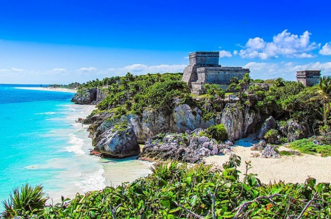 6. Tulum. En el estado de Quintana Roo se localiza ésta que es una verdadera joya de México. Se trata de la única zona arqueológica ubicada a la orilla del mar. “El Castillo” es la más representativa de las construcciones mayas que aún se conserva.