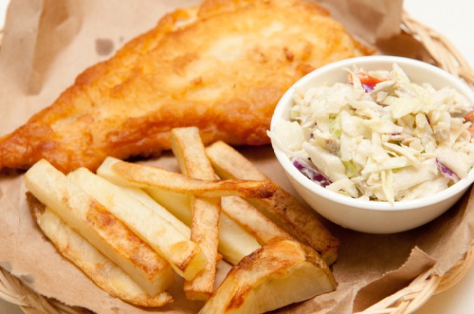 Ensalada de repollo (coleslaw). Pero este agregado puede llegar a tener más calorías que el mismo plato por la gran cantidad de mayonesa que lleva. Una porción pequeña (128 gramos) tiene 260 calorías. No es un buen acompañamiento.
