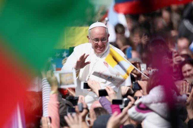 VATICAN CITY, VATICAN - MARCH 31: Pope Francis greets the faithful prior to his first 'Urbi et Orbi' blessing from the balcony of St. Peter's Basilica during Easter Mass on March 31, 2013 in Vatican City, Vatican. Pope Francis delivered his message to the gathered faithful from the central balcony of St. Peter's Basilica in St. Peter's Square after his first Holy week as Pontiff. (Photo by Dan Kitwood/Getty Images)