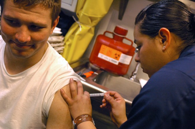 Hepatitis B, Provoca hinchazón (inflamación) del hígado. Se contagia a través del contacto con sangre o fluidos corporales (como el semen, los flujos vaginales y la saliva) de una persona que tenga el virus.
