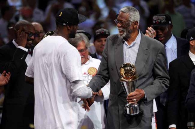 LeBron James #6 del Miami Heat recibe de manos de Bill Russell el premio al jugador mas valioso.