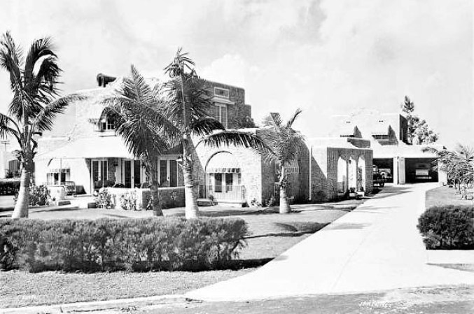 Casa propiedad de H.R Howell en 2 Circle Driven en una foto de 1927. Esta residencia ahora es propiedad de Pedro y Angelina Rodríguez, quienes han tratado de respetar su arquitectura lo más posible desde que ostentan su propiedad en 1984.