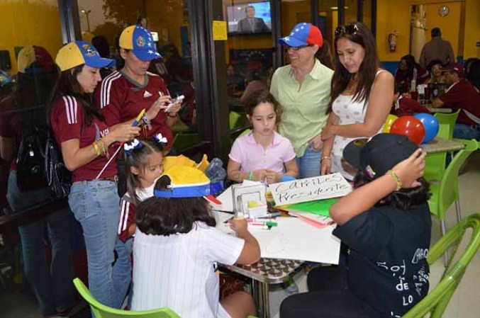 Venezolanos se reunieron en el restaurante Doña Arepa en Palm Beach para unirse en una grito de protesta contra la situación en su país, en donde el oficialismo se ha negado a un recuento de votos como ha exigido la oposición.