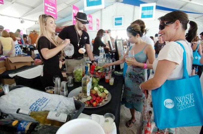 El festival de comida y vino de South Beach se celebra cada año con destacados chefs, productores, celebridades del mundo culinario y público en general, para disfrutar el verdadero sabor de Miami.
