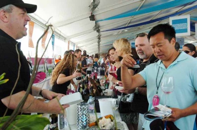 El festival de comida y vino de South Beach se celebra cada año con destacados chefs, productores, celebridades del mundo culinario y público en general, para disfrutar el verdadero sabor de Miami.