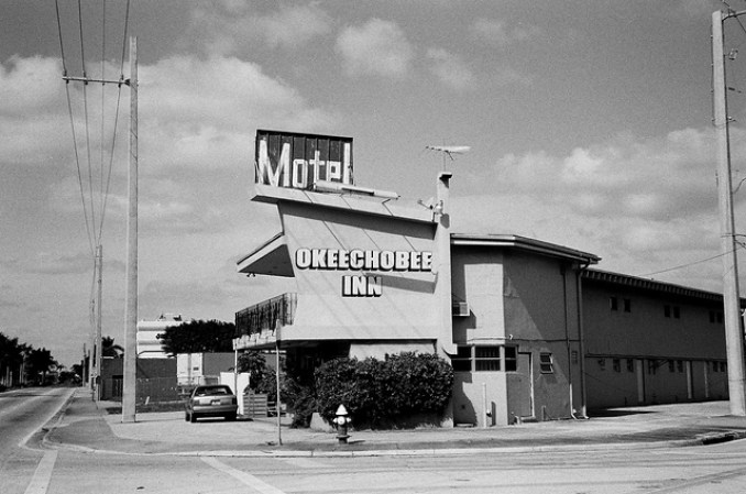 Basta quitarle el color a una foto reciente de Hialeah, para que algunos de sus lugares parezcan haber sido captados hace muchos años.