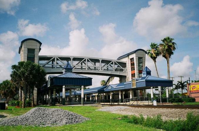 Ángulo que nos permite apreciar la belleza de la estación del Tri-Rail en Hialeah.