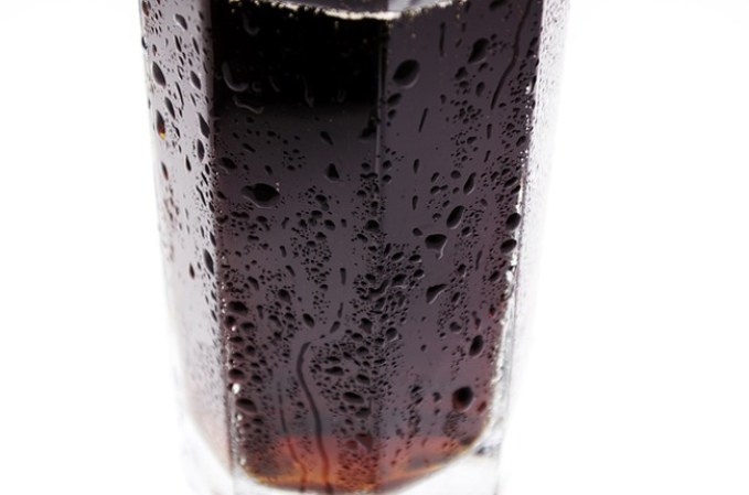 Los altos niveles de sodio de este tipo de bebidas envejecen la piel.