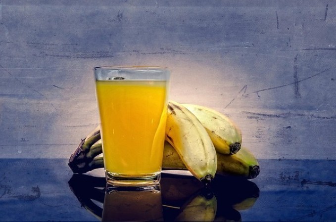 Una bebida que resulta sencilla y rápida de preparar para mejor tu ánimo lleva: 1 naranja, 1 rodaja de piña, medio plátano o banano y una cucharada de germen de trigo. Coloca todos los ingredientes en licuadora, muélelos bien y bebe ese batido recién hecho.