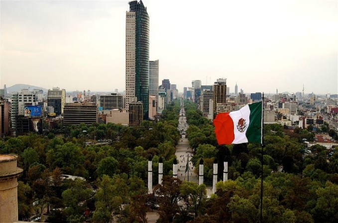 El Paseo de la Reforma es una de las avenidas más bellas y conecta al Bosque de Chapultepec con el centro de la ciudad, ya que prácticamente desemboca en el Zócalo.