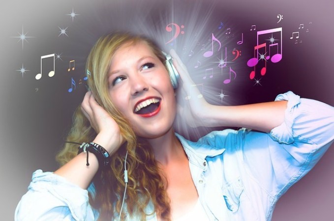 12. Pérdida de audición. Los especialistas advierten que escuchar música a alto volumen durante muchas horas afecta los oídos.