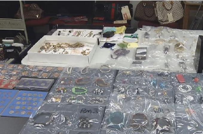La policía busca a los propietarios de estos objetos robados en casas de Miami, Miami Beach y el condado de Collier. Se pide a quien tenga información sobre estos casos que llame al 305-279-6929 o al 305-471-2800.