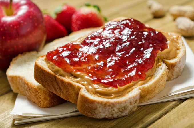 Jaleas o mermeladas. Además de la fructosa natural de las frutas, las mermeladas tienen mucha azúcar añadida y tienen una mezcla de diferentes tipos de endulzantes y además, azúcar. Así que hasta las que son light tienen mucha azúcar escondida.