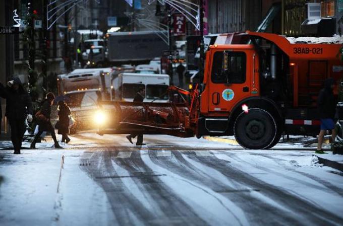 Una poderosa tormenta de nieve afecta al noroeste del país, dejando al área tri estatal de Nueva York cubierta de hielo.