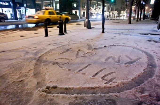 Una poderosa tormenta de nieve toca al noroeste del país, dejando al área tri estatal de Nueva York cubierta de hielo.