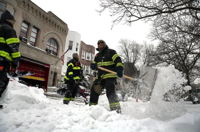 Una poderosa tormenta de nieve toca al noroeste del país, dejando al área tri estatal de Nueva York cubierta de hielo.