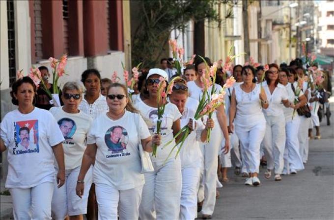 6 DE AGOSTO, 2013: La opositora Comisión Cubana de Derechos Humanos y Reconciliación Nacional (CCDHRN) informó hoy de que en julio pasado ocurrieron 233 detenciones políticas en la isla, lo que supone un aumento ante la "visible disminución" que ese mismo grupo dijo constatar en junio pasado.