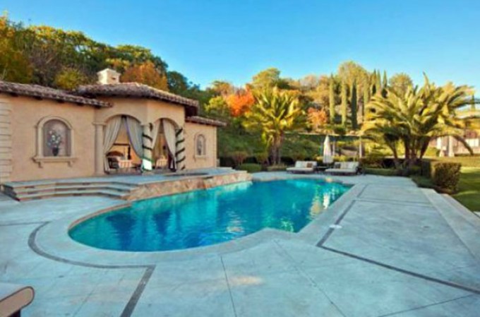 El pelotero de grandes ligas, Barry Bonds, puso en venta su lujosa mansión de Beverly Hills, en California. La estructura consta con esplendorosas amenidades.