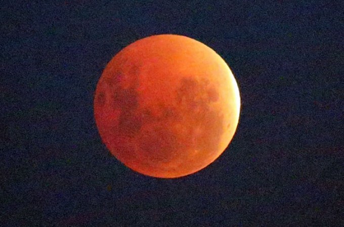 El continente americano pudo ver un eclipse total de la Luna, que duró unos 78 minutos y fue retransmitido en directo por la NASA en conexión con el Marshall Space Flight Center de Alabama (EEUU).