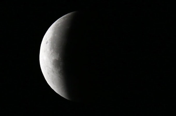 El continente americano pudo ver un eclipse total de la Luna, que duró unos 78 minutos y fue retransmitido en directo por la NASA en conexión con el Marshall Space Flight Center de Alabama (EEUU).