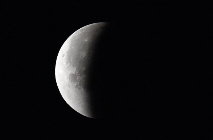 El continente americano pudo ver un eclipse total de la Luna, que duró unos 78 minutos y fue retransmitido en directo por la NASA en conexión con el Marshall Space Flight Center de Alabama (EEUU).