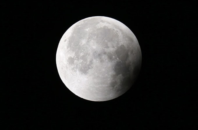 El continente americano pudo ver un eclipse total de la Luna, que duró unos 78 minutos y fue retransmitido en directo por la NASA en conexión con el Marshall Space Flight Center de Alabama (EEUU).