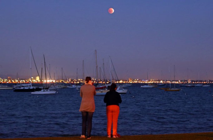 El continente americano pudo ver un eclipse total de la Luna, que duró unos 78 minutos y fue retransmitido en directo por la NASA en conexión con el Marshall Space Flight Center de Alabama (EEUU).