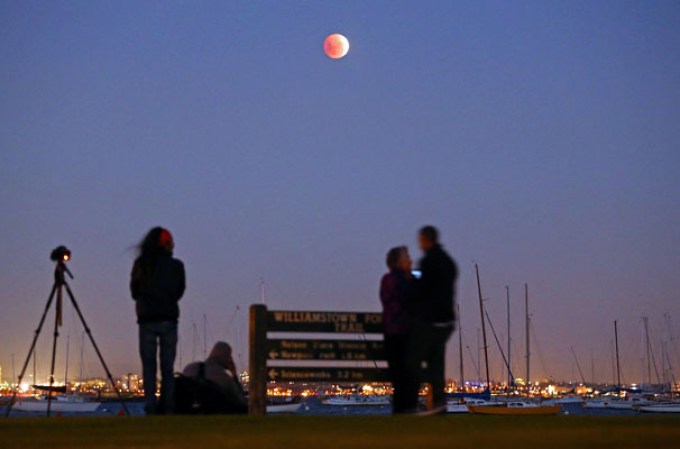 El continente americano pudo ver un eclipse total de la Luna, que duró unos 78 minutos y fue retransmitido en directo por la NASA en conexión con el Marshall Space Flight Center de Alabama (EEUU).