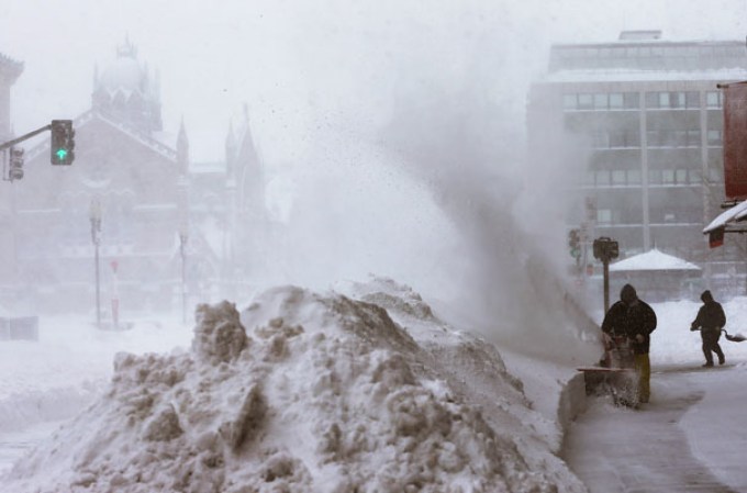Efectos de una poderosa tormenta en el área tri-estatal de Nueva York, que dejó a su paso más de un pie de nieve.