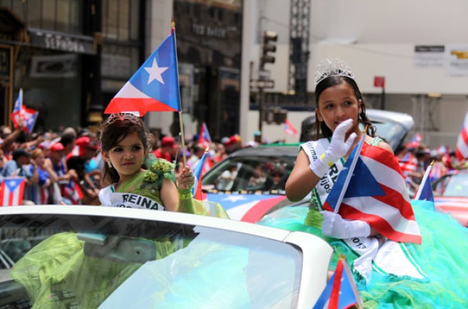 Miles de boricuas acapararon las calles de la Quinta Avenida de Nueva York, donde celebraron unidos y por todo lo alto el orgullo puertorriqueño.