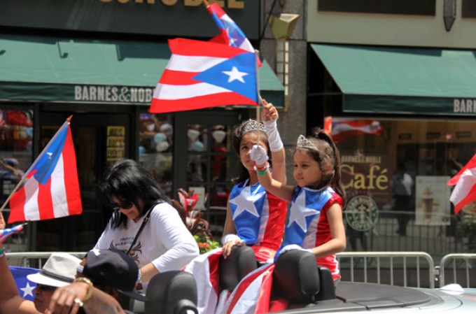 Miles de boricuas acapararon las calles de la Quinta Avenida de Nueva York, donde celebraron unidos y por todo lo alto el orgullo puertorriqueño.