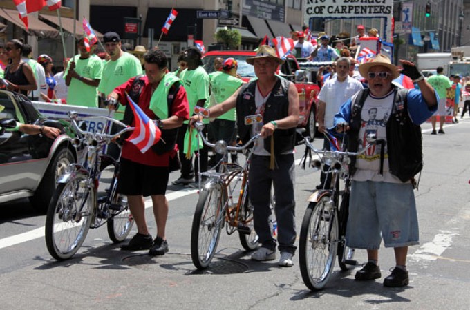Miles de boricuas acapararon las calles de la Quinta Avenida de Nueva York, donde celebraron unidos y por todo lo alto el orgullo puertorriqueño.