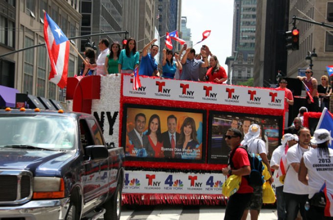 Miles de boricuas acapararon las calles de la Quinta Avenida de Nueva York, donde celebraron unidos y por todo lo alto el orgullo puertorriqueño.