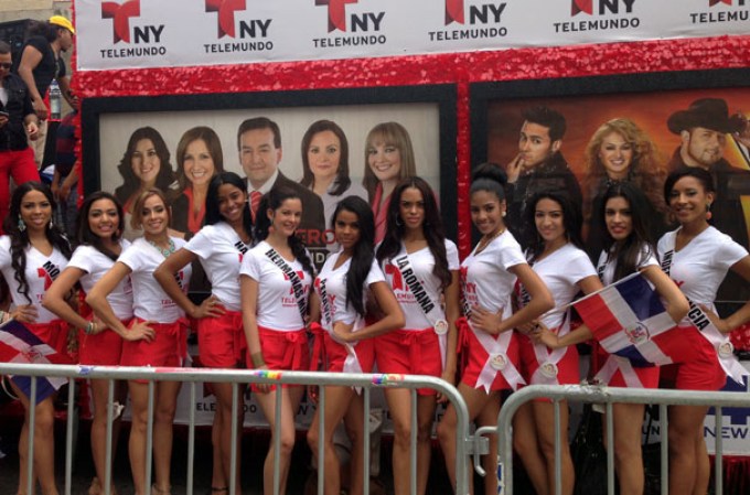 Miles de dominicanos se congregaron para celebrar por todo lo alto el Desfile Dominicano de El Bronx 2013 en la ciudad de Nueva York.