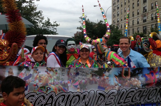 Miles de dominicanos se congregaron para celebrar por todo lo alto el Desfile Dominicano de El Bronx 2013 en la ciudad de Nueva York.
