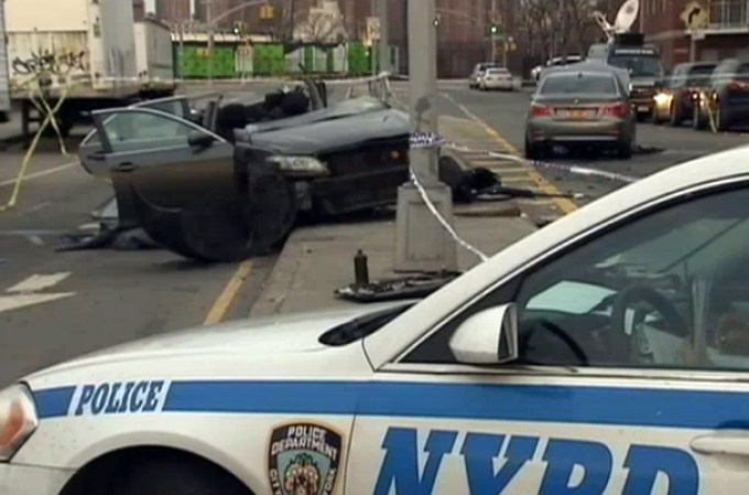 Una pareja, incluyendo su bebé en camino, murieron en un accidente de auto en Brooklyn. El chofer que los impactó, luego se dio a la fuga.