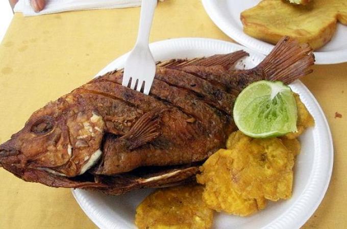 Una de las playas más visitadas e icónicas de Republica Dominicana es la de Boca Chica, la cual cuenta con una inigualable receta para preparar el pescado frito o al vapor.