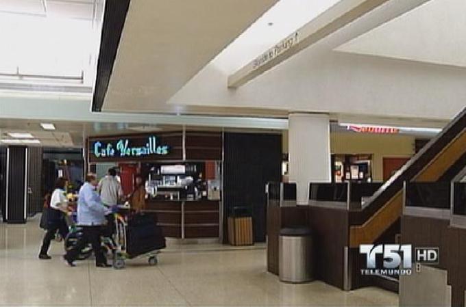 2 DE OCTUBRE, 2012: Siete empleadas del restaurante Versailles de la Terminal D del Aeropuerto Internacional de Miami han sido acusadas de robarse dinero.