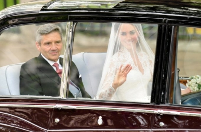 Kate Middleton viaja se dirige a la Abadìa de Westminster en un Rolls Royce Phantom VI acompañada por su padre, Michael Middleton.