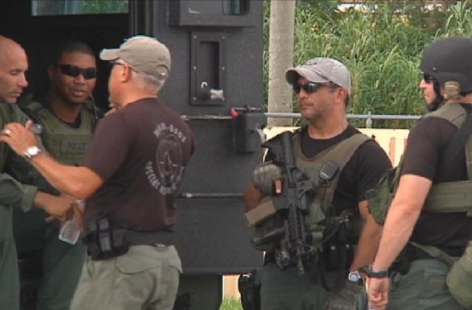 Fotos de la búsqueda en el sur de Miami-Dade de un hombre que según la policía disparó contra una mujer sargento.