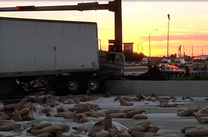 Imágenes de un accidente entre dos camiones ocurrido en Okeechobee Road.