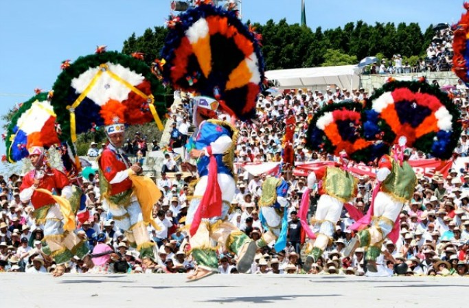 Las principales danzas que se representan son: “Jarabe del valle”, de la región Valles Centrales, lo bailan las chinas oaxaqueñas; y la “danza de la pluma”, de la región Valles Centrales, puede ser presentada por la villa de Zaachila o Cuilapam de Guerrero.
