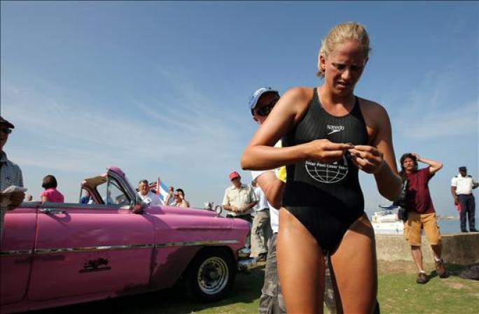 Chloe McCardel intenta nadar desde el 12 de junio entre Cuba y USA.