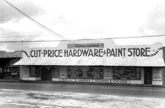 La compañía ferretera y de pinturas de Don D. Freeman's en el 25 de la County Road (ahora Okeechobee) , al este de Palm Avenue, en Hialeah , en una foto tomada en la década de los 20.