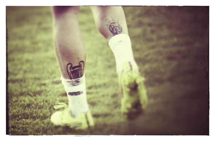 CURITIBA, BRAZIL, tatuajes de la UEFA Champions League y de la FIFA World Cup en las piernas del jugador español Sergio Ramos.