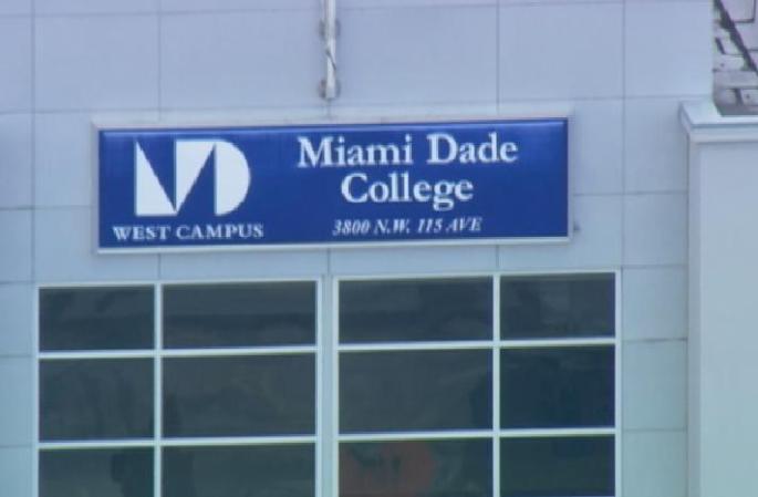 Imágenes tomadas desde el helicóptero deTelemundo 51 tras derrumbarse un garaje de varios pisos en el recinto del Miami-Dade College del Doral.