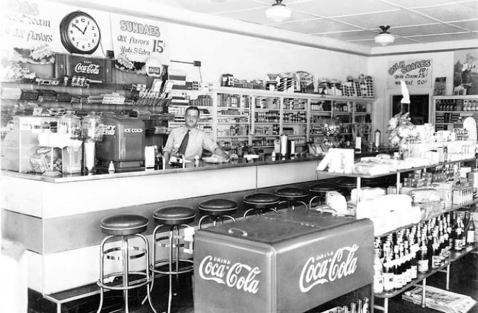 Interiores del establecimiento de Hubbard's Kubbard, con Harold Hubbard atendiendo.