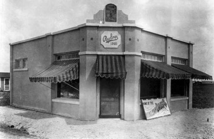 La Hialeah Drug Company se encontraba en Palm Avenue, E. 1st Street y County Road, conocida más tarde como Okeechobee Road.